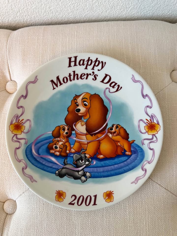 Lady and the Tramp Grolier Collectibles Disney Mother's Day 2001 "Wrapped Up In Love" Plate
