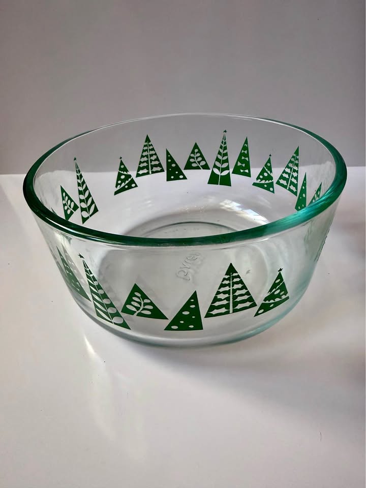 Vintage Pyrex Christmas Tree Glass Bowl – Holiday Serving & Storage